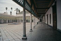 Image du Maroc Professionnelle de  Le Palais de la Bahia se trouve au sud de la Médina de Marrakech près de la Casbah non loin du quartier juif le Mellah. Il fut construit vers 1867 par Si Moussa, puissant et richissime grand Vizir du Sultan Hassan Ier. Durant le règne, Ahmed ben Moussa fils héritier successeur de Si Moussa fait agrandir la partie sud de ce palais officiel, ou il réside avec ses femmes et ses 24 concubines, et leurs nombreux enfants. Le palais est baptisé du nom de sa maîtresse favorite, la B?hiya. Mercredi 21 Août 1997. (Photo / Abdeljalil Bounhar) 